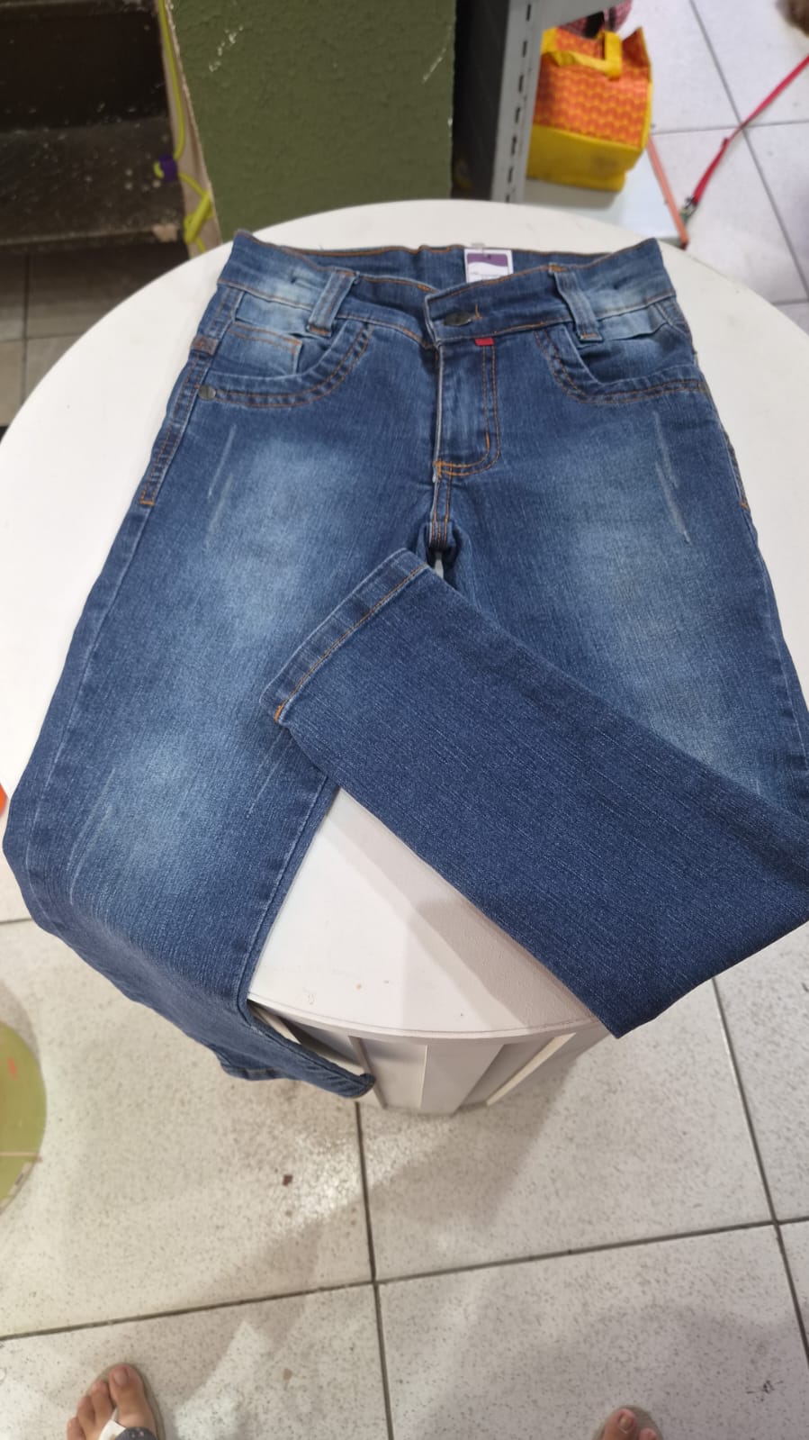 Calça jeans com elástico