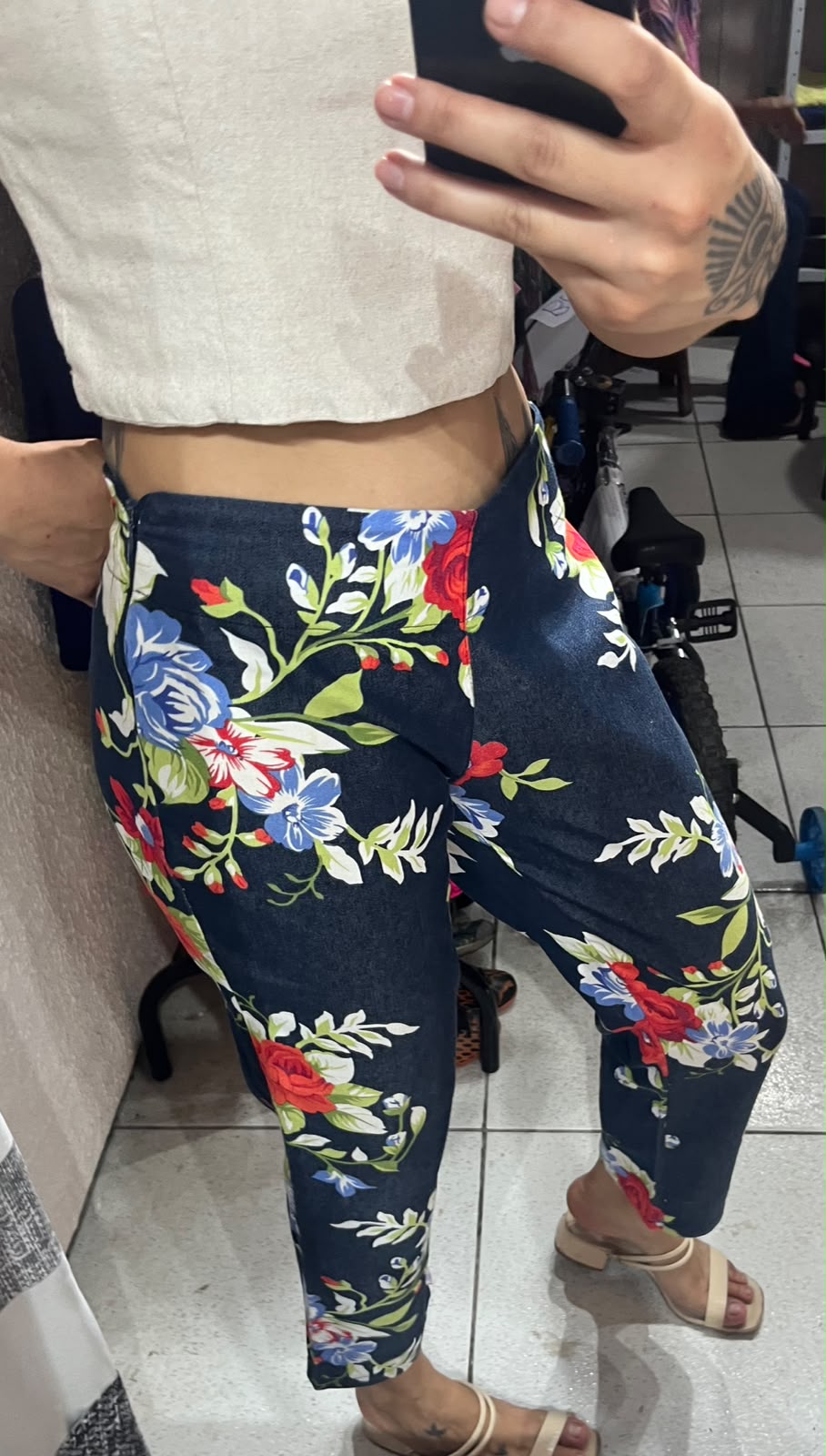 Calça azul florida - foto 2