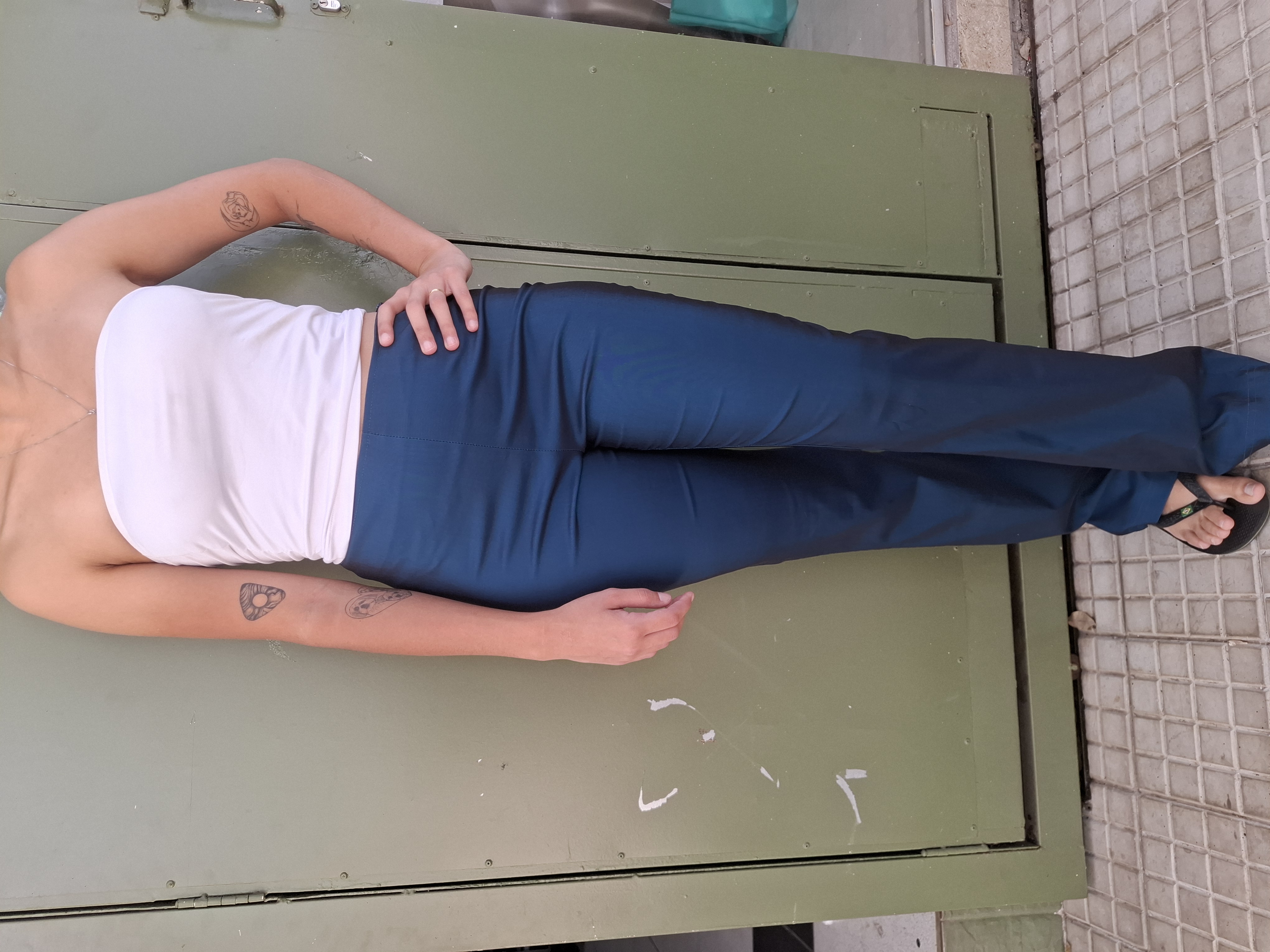 Calça azul furta cor