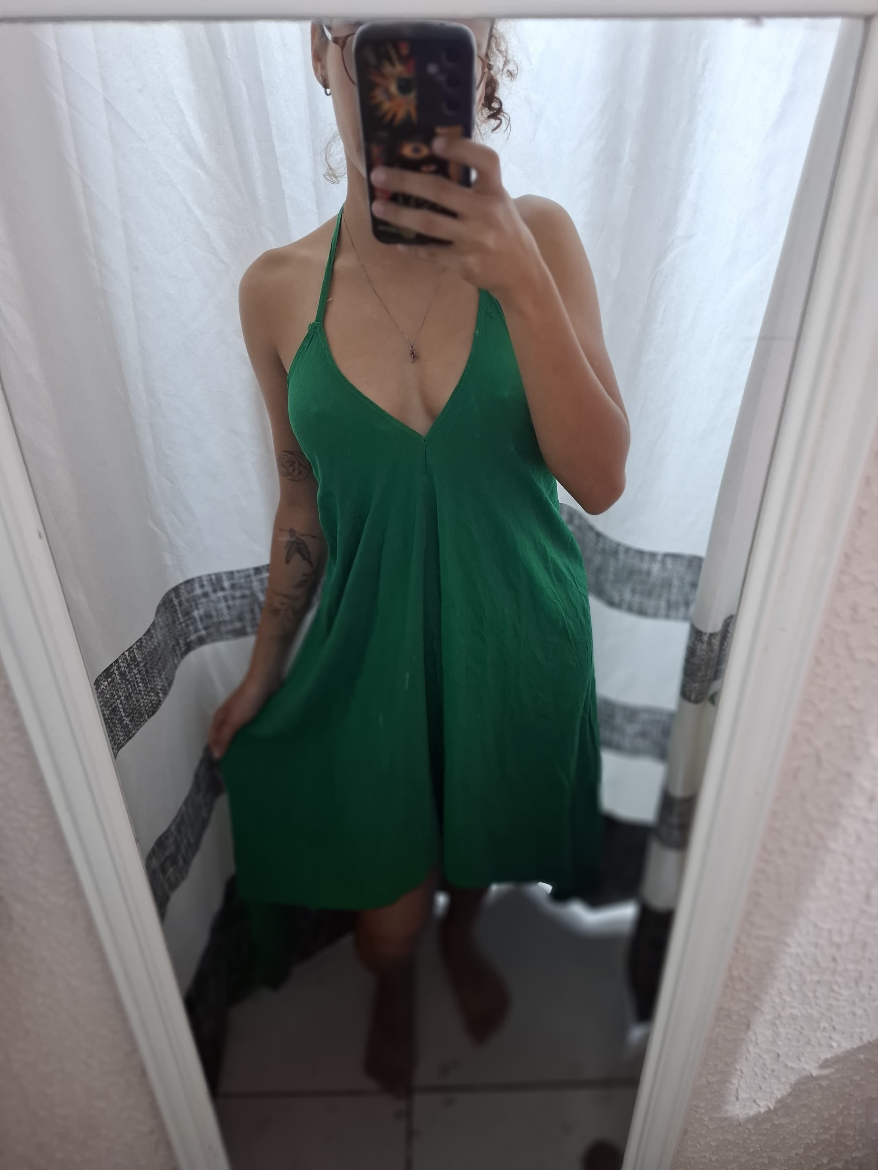 Vestido verde decote nas costas