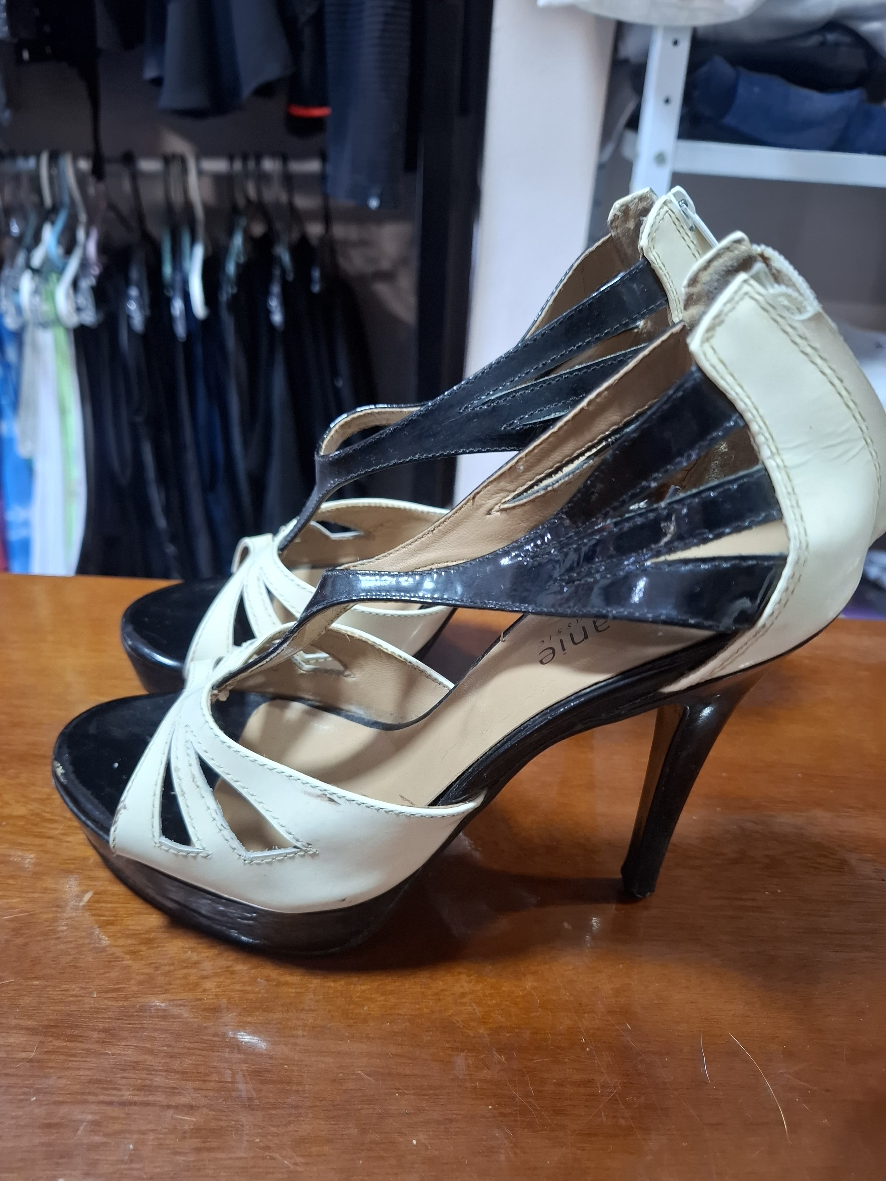 Salto creme com preto